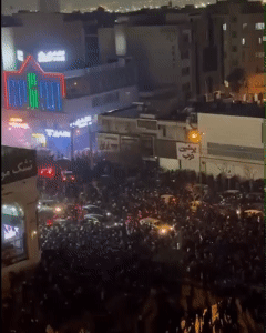 이란 테헤란에서 경제난에 항의하는 반정부 시위대가 거리를 행진하는 모습. (출처=엑스(X))