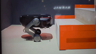 중국 로봇청소기 브랜드 로보락이 미국 라스베이거스에서 열린 세계 최대 가전·IT 전시회 CES 2026에서 이륜 다리를 탑재한 로봇청소기 '사로스 로버'(Saros Rover)를 시연하고 있다. 2026.1.8/뉴스1 이정후 기자