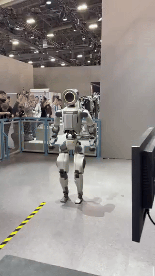 아틀라스의 CES 2026 무대에서 라이브 백플립 모습. 착지 과정에서 비틀거렸지만 이후 스스로 균형을 잡고 안정화에 성공해 인상적이라는 평가를 받고 있다.(X 갈무리)