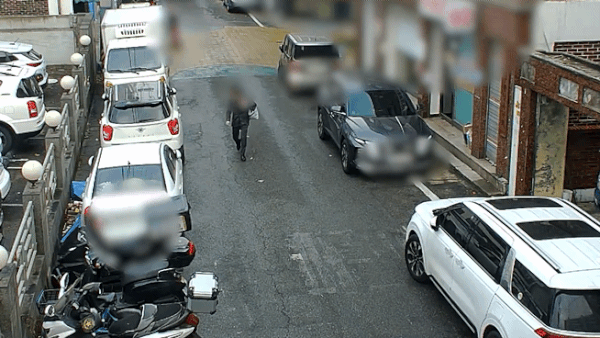 폐쇄회로(CC)TV에 포착된 A 씨(경기 남부경찰청 제공/뉴스1)