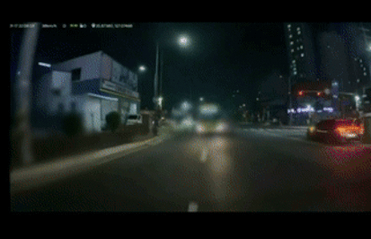 전주의 한 시내버스 기사가 버스에서 내려서 운전자를 위협하고 있다. 출처=보배드림