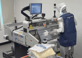 롯데글로벌로지스가 이족 보행 AI 휴머노이드 로봇 실증 연구를 진행하고 있다. (롯데글로벌로지스 제공)