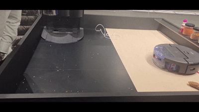 22일 더현대 서울 다이슨 팝업스토어에서 시연 중인 다이슨 스팟앤스크럽(Spot+Scrub) Ai 로봇 청소기. 2026.1.22/뉴스1 ⓒ 뉴스1 박주평 기자