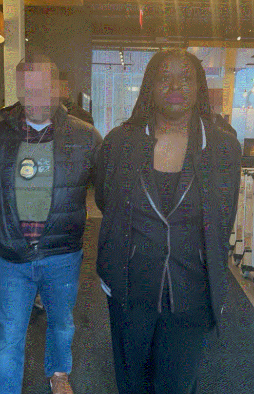 크리스티 놈 국토안보부 장관이 내키마 레비 암스트롱의 사진. (놈 장관 소셜미디어 엑스 캡쳐)