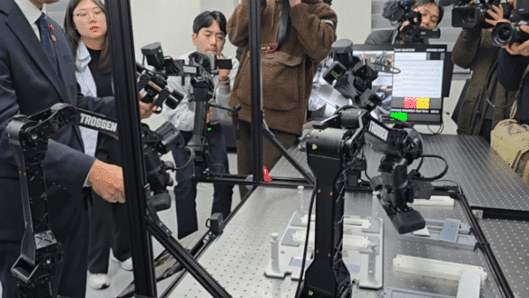 26일 전북대 '피지컬 AI 실증랩' 개소식에서 배경훈 부총리 겸 과학기술정보통신부 장관이 사람 손 동작을 학습하는 로봇 팔을 조작해보고 있다. 실증랩은 이같은 데이터 수집 및 파운데이션 모델 고도화를 맡은 '이노베이션 존'과, 개발된 결과를 공정에서 검증해보는 '프로덕션 존'을 완비했다./뉴스1 ⓒNews1 윤주영 기자