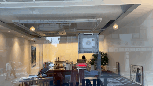 [서울=뉴스핌] 김정인 기자 =  에코백스 '윈봇 W2 옴니'가 카페 창문을 청소하고 있다. 2025.05.09