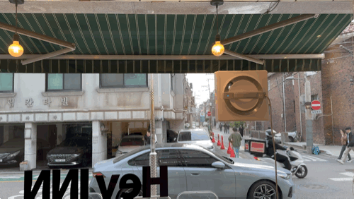 [서울=뉴스핌] 김정인 기자 =  에코백스 '윈봇 W2 옴니'가 카페 창문을 청소하고 있다. 2025.05.09