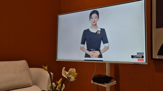 [서울=뉴스핌] 정영희 기자 = '디에이치 아델스타' 홍보관 내 마련된 AI 상담사의 모습. 단지 관련 질문을 하면 자동으로 답변한다. 2025.08.15 chulsoofriend@newspim.com
