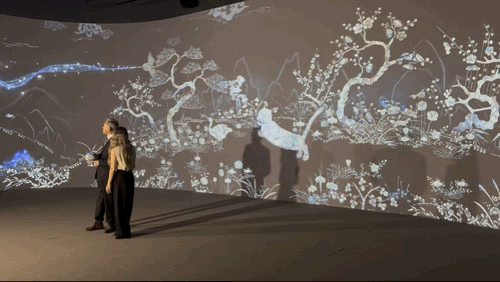 [서울=뉴스핌] 이지은 기자 = 국립중앙박물관의 디지털 실감 영상관에서 영상을 관람 중인 유홍준 국립중앙박물관장(왼쪽)과 메기 강 감독. 2025.08.21 alice09@newspim.com