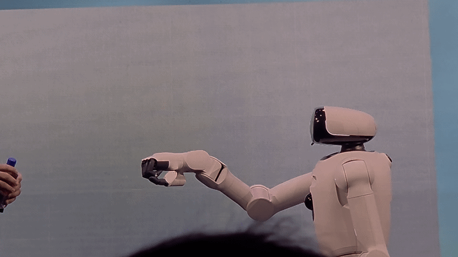 [라스베이거스=뉴스핌] 김아영 기자 = LG 클로이드가 5일(현지시간) LG 월드 프리미어 무대에서 발표자와 손등을 맞대고 있다. 2026.01.06 aykim@newspim.com