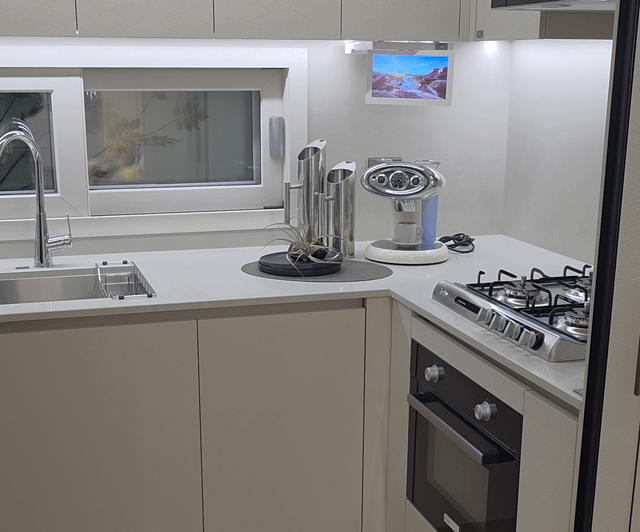 [서울=뉴스핌] 송현도 기자 = 펫테리어(Pet+Interior)를 적용한 주방. 디귿자 주방의 중간에 중문을 설치해 반려동물이 주방에 들어와 발생하는 사고를 미연에 방지한다. 2026.01.16 dosong@newspim.com