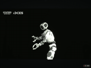 현대자동차그룹이 CES 2026에서 공개한 휴머노이드 로봇 '아틀라스'가 무대 위에 등장해 보행 시연을 선보이고 있다. [사진=현대차그룹 유튜브]