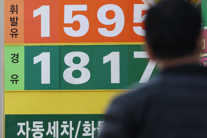 경유-휘발유 '가격 차', 220원 육박…경유값 4주 연속↑ 경유-휘발유 '가격 차', 220원 육박…경유값 4주 연속↑