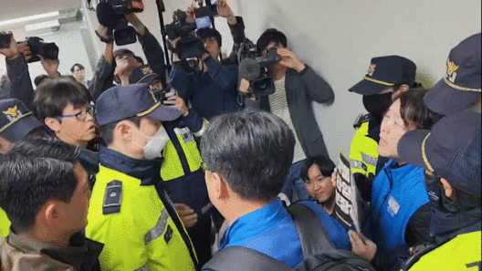 22일 오전 경제사회노동위원회 회의실 앞에서 항의하던 석현정 대한민국공무원노동조합총연맹(공노총) 위원장이 퇴거불응 현행범으로 경찰에 연행되고 있다. 석 위원장은 연행 과정에서 "공무원도 노동자이고, 노동기본권이 필요하다. 이런 식으로 야합해서 제 역할을 못하는 경사노위는 필요없다"고 외쳤다. 장관순 기자