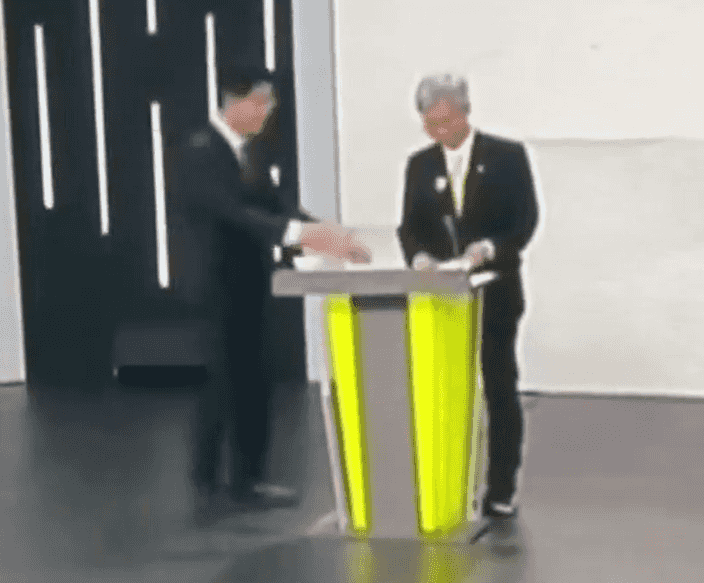 토론을 마친 뒤 국민의힘 김문수 후보의 악수를 거절하는 민주노동당 권영국 후보 중앙선거관리위원회 유튜브