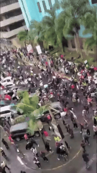 LA 시위대를 진압하기 위해 물대포를 쏘는 모습.  SNS 캡처