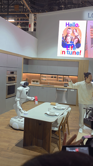 LG전자가 CES 2026에서 공개한 AI 홈 로봇 클로이드가 우유를 식탁에 내려놓고 있다. 라스베이거스=CBS노컷뉴스 박성완 기자