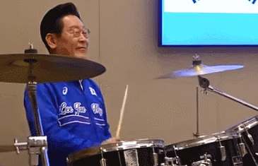 이재명 대통령과 다카이치 사나에 일본 총리가 13일 일본 나라현에서 정상회담 후 환담장에서 드럼 합주를 하고 있다. 일본 총리관저 유튜브 캡처