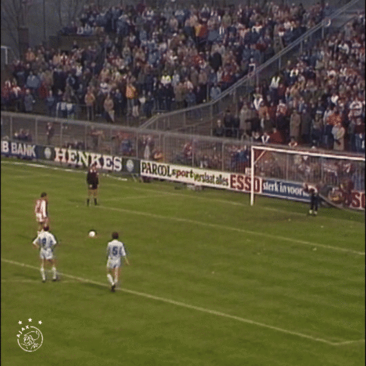 요한 크라위프의 페널티킥 패스 장면 아약스 SNS 영상 캡처