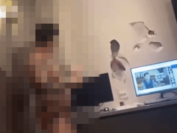 속옷 차림으로 모텔의 벽을 부수는 고교생 A군. 에펨코리아 갈무리