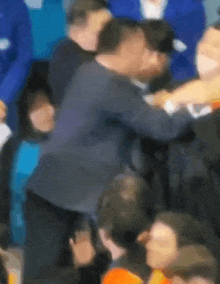 카이스트 학위수여식에서 한 졸업생이 윤 대통령에게 항의하다 끌려나가는 모습. 사회관계망서비스(SNS) 갈무리