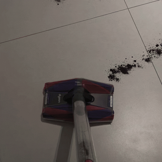 다이슨 ‘펜슬백 플러피콘’으로 커피 가루를 빨아들이는 모습. 이동수 기자