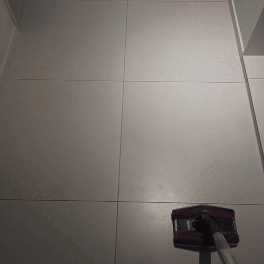 다이슨 ‘펜슬백 플러피콘’으로 청소하는 모습. 힘을 들이지 않고도 자유자재로 방향 전환이 가능하다. 이동수 기자