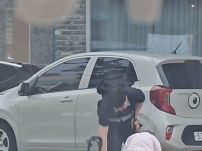 할머니의 권유에 마지 못해 강낭콩 한 봉지를 들고 떠나는 동두천중 남학생.