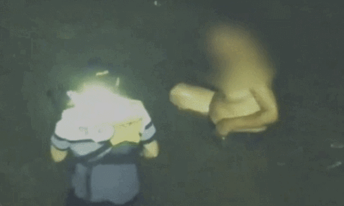 인천해양경찰서 영흥파출소 소속 고(故) 이재석 경장이 지난 11일 인천 옹진군 영흥면 꽃섬 인근에서 70대 갯벌 고립자에게 부력조끼를 벗어주고 있는 모습. 인천해양경찰서 제공