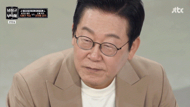 이재명 대통령이 6일 방영된 JTBC 예능 프로그램 ‘냉장고를 부탁해’에서 김풍 작가의 음식을 먹고 놀라는 모습. JTBC 방송화면 캡처