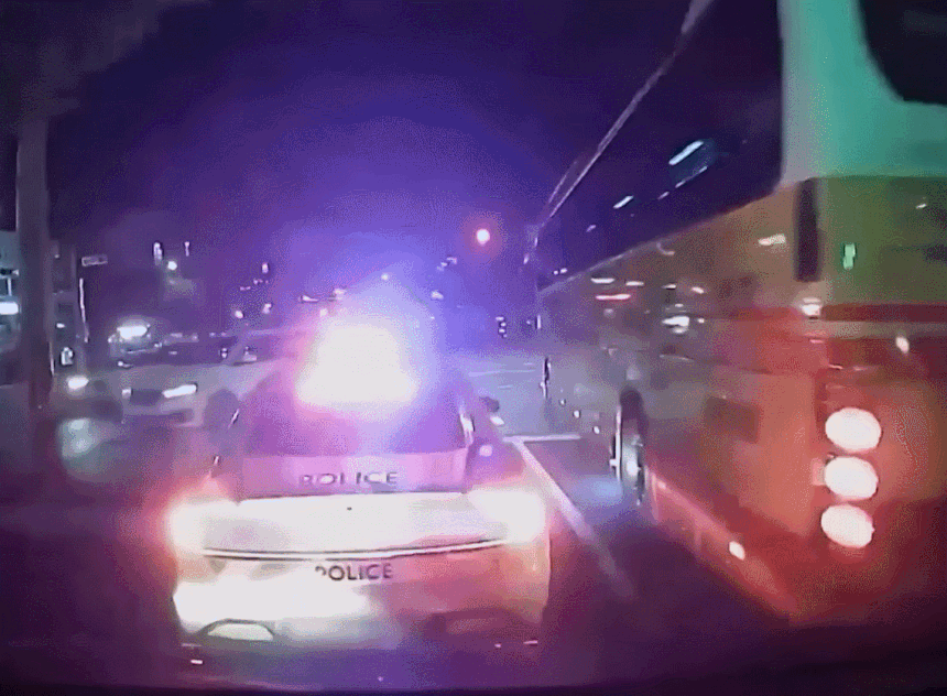 지난달 30일 밤 9시쯤 부산 서구의 한 도로에서 구급차 블랙박스에 찍힌 경찰차 모습. 연합뉴스