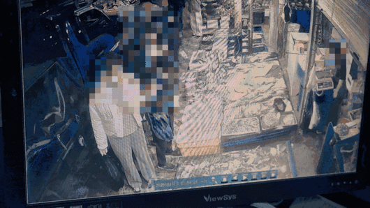 지난 13일 경기 부천 한 시장 내부에서 1톤 트럭이 돌진하는 모습. 뉴스1