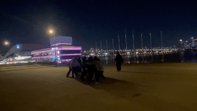 지난 5일 서울 영등포구 여의도 한강공원에 경찰과 도둑 놀이를 하기 위해 참가자들이 모였다. 이들은 몸풀기 게임으로 꼬리잡기를 했다.