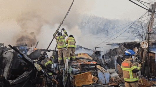 16일 서울 강남구 개포동 구룡마을 화재 현장에서 소방대원이 잔불을 진압하고 있다. /김태훈 기자