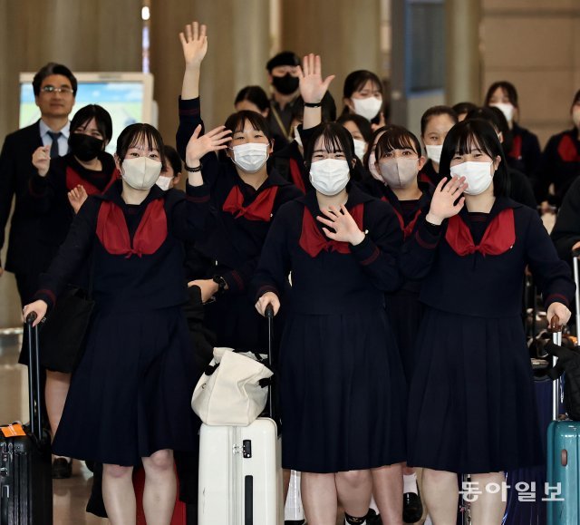 연재 동아일보 `청계천 옆 사진관` 한국으로 수학여행 온 일본 고교생들 청계천 옆 사진관 Zum 뉴스