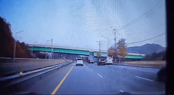 적재함을 세워둔 채 달리던 덤프트럭이 교량 밑에 끼이는 모습. 온라인 커뮤니티