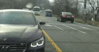 20초간 중앙선을 침범해 역주행 하는 승합차. 온라인 커뮤니티 보배드림 캡처