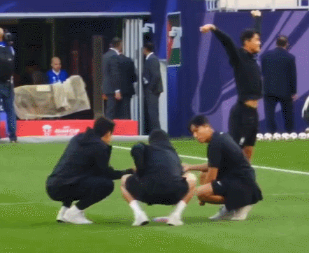 아시안컵 요르단전 직전 물병 세우기 게임을 하는 이강인(파리생제르맹) 선수와 설영우(울산) 정우영(슈투트가르트) 선수. @JLJ9595 X(트위터) 영상 캡처