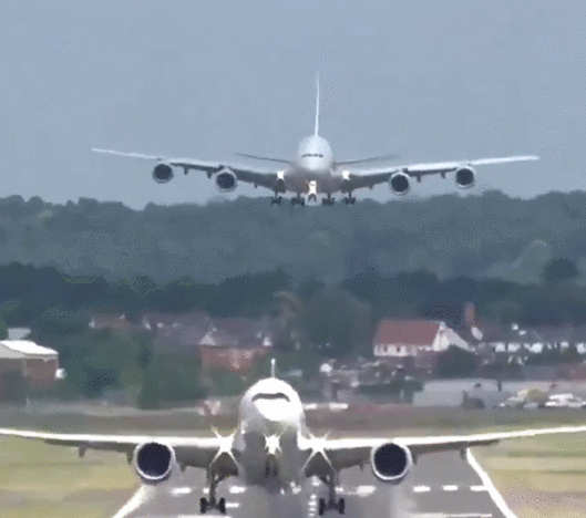인도 뭄바이 공항 활주로에서 에어인디아 항공 여객기가 이륙하는 동시에 인디고 항공 여객기가 착륙하는 모습. @raviagrawal3 X(트위터) 캡처