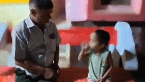 4세 남아에게 담뱃불을 붙여주는 수레스 찬드라 의사. X(트위터) 캡처