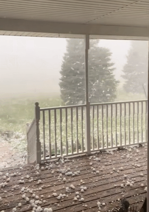 우박 피해를 입는 첼시 페티트 부모님댁. 첼시 페티트 틱톡 영상 캡처