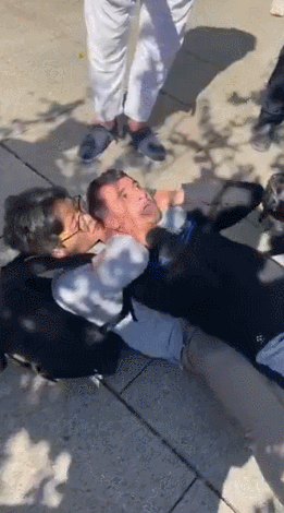 중국인 사진작가가 카메라를 훔치려던 소매치기범을 제압했다. X(트위터) 캡처