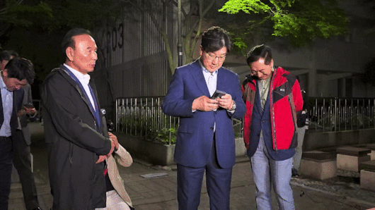 권성동 국민의힘 원내대표(가운데)와 김기현 전 대표(오른쪽), 박덕흠 의원이 후보 단일화 문제로 당 지도부와 갈등을 겪고 있는 김문수 대선 후보를 만나기 위해 6일 밤 서울 관악구 김 후보의 자택 앞에서 밤 늦은 시간까지 기다리고 있다. 전영한 기자 scoopjyh@donga.com