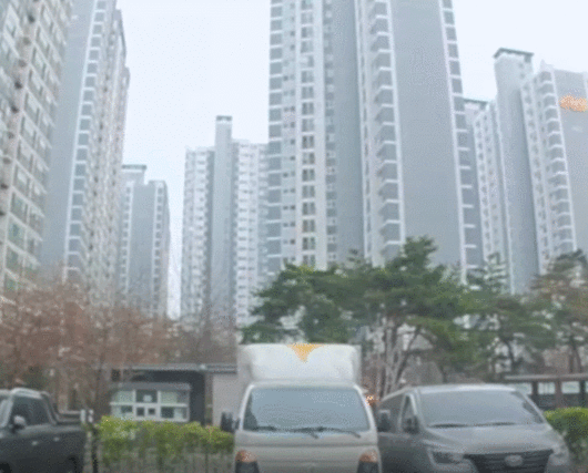 수거책과 피해자가 접선하는 장면을 아파트 옥상에서 촬영하는 경찰. 대한민국 경찰청 유튜브 채널