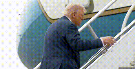 에어포스원에 오르다 휘청이는 도널드 트럼프 미국 대통령. X(엑스) 캡처