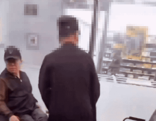 여성 일행에게 음료수를 던지는 노인. X(엑스·구 트위터) 캡처