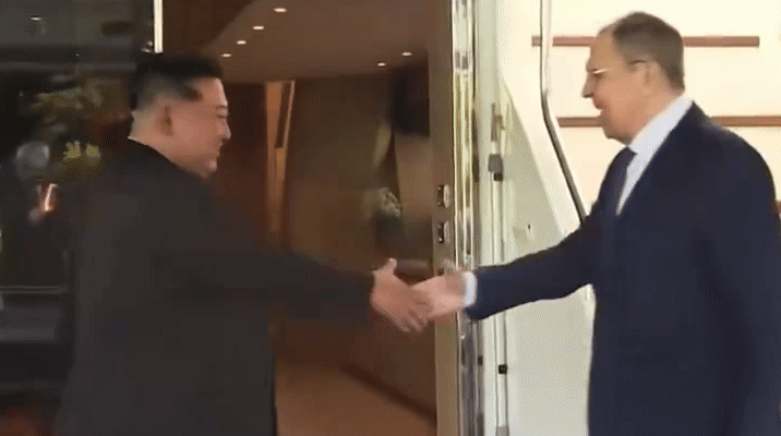 세르게이 라브로프 러시아 외무장관이 12일 북한 강원도 원산에서 김정은 북한 국무위원장을 예방했다. 러시아 외무부 텔레그램