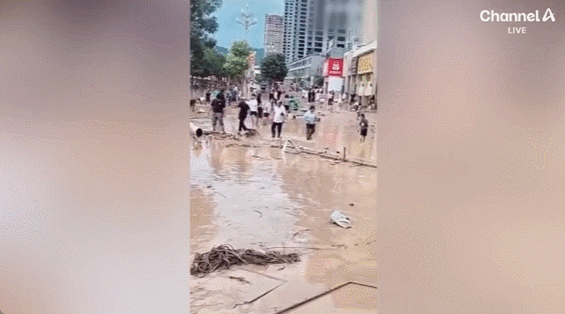 중국에서 홍수로 인해 금은방의 귀금속이 유실되자 인근 주민들이 몰려와 찾고 있다. 채널A