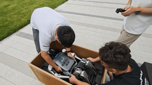 4일 휴머노이드 로봇 업체 쑹옌둥리 직원들이 로봇 N2를 배송용 박스에 포장하는 모습을 시연하고 있다. 베이징=김철중 특파원 tnf@donga.com