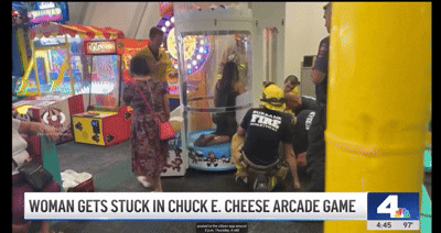 캘리포니아에서 20대 여성이 어린이용 게임기 ‘스노우데이’ 안에 팔이 끼어 1시간 갇혔다. 소방대의 구조 작업으로 무사히 구출됐으며, 매장은 정상 사용 시 안전을 강조했다. ⓒ 뉴시스